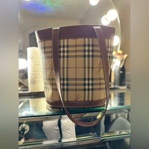 Vintage Burberry bucket shoulder strap